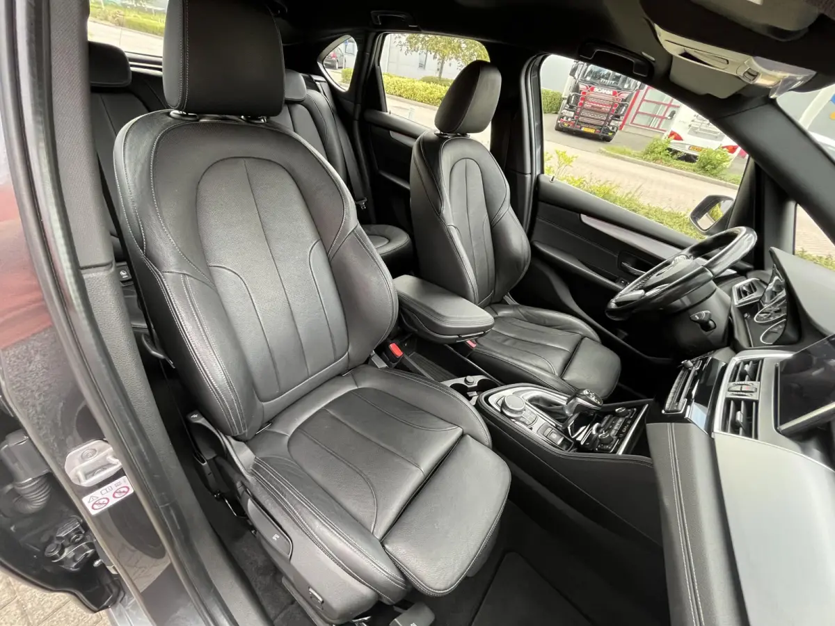 220i High Executive | M-Sport | HUD | Automaat | Trekhaak afneembaar 1.500 kg | NAP | 1e eigenaar
