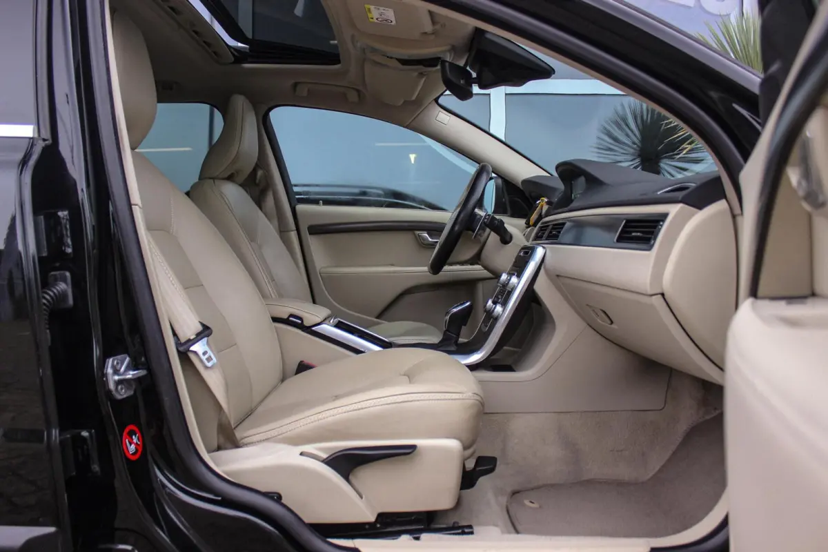 2.0 D4 2WD Momentum | Automaat | 181 pk | Trekhaak | Dakraam | Leer | Navi | PDC | Cruise-control | Climate-Control