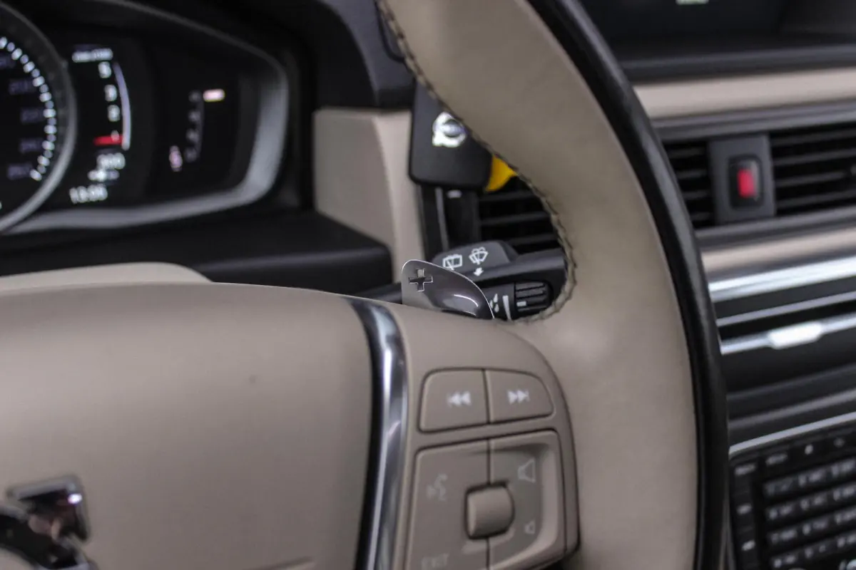 2.0 D4 2WD Momentum | Automaat | 181 pk | Trekhaak | Dakraam | Leer | Navi | PDC | Cruise-control | Climate-Control