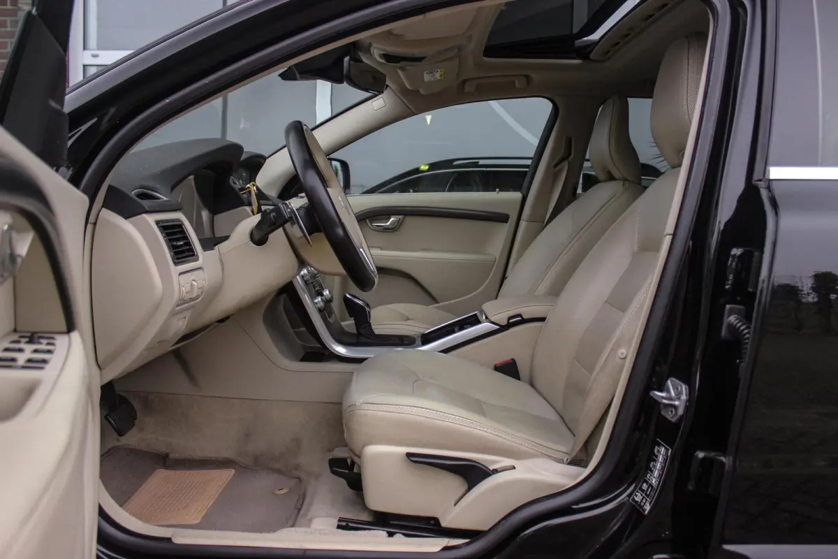 2.0 D4 2WD Momentum | Automaat | 181 pk | Trekhaak | Dakraam | Leer | Navi | PDC | Cruise-control | Climate-Control