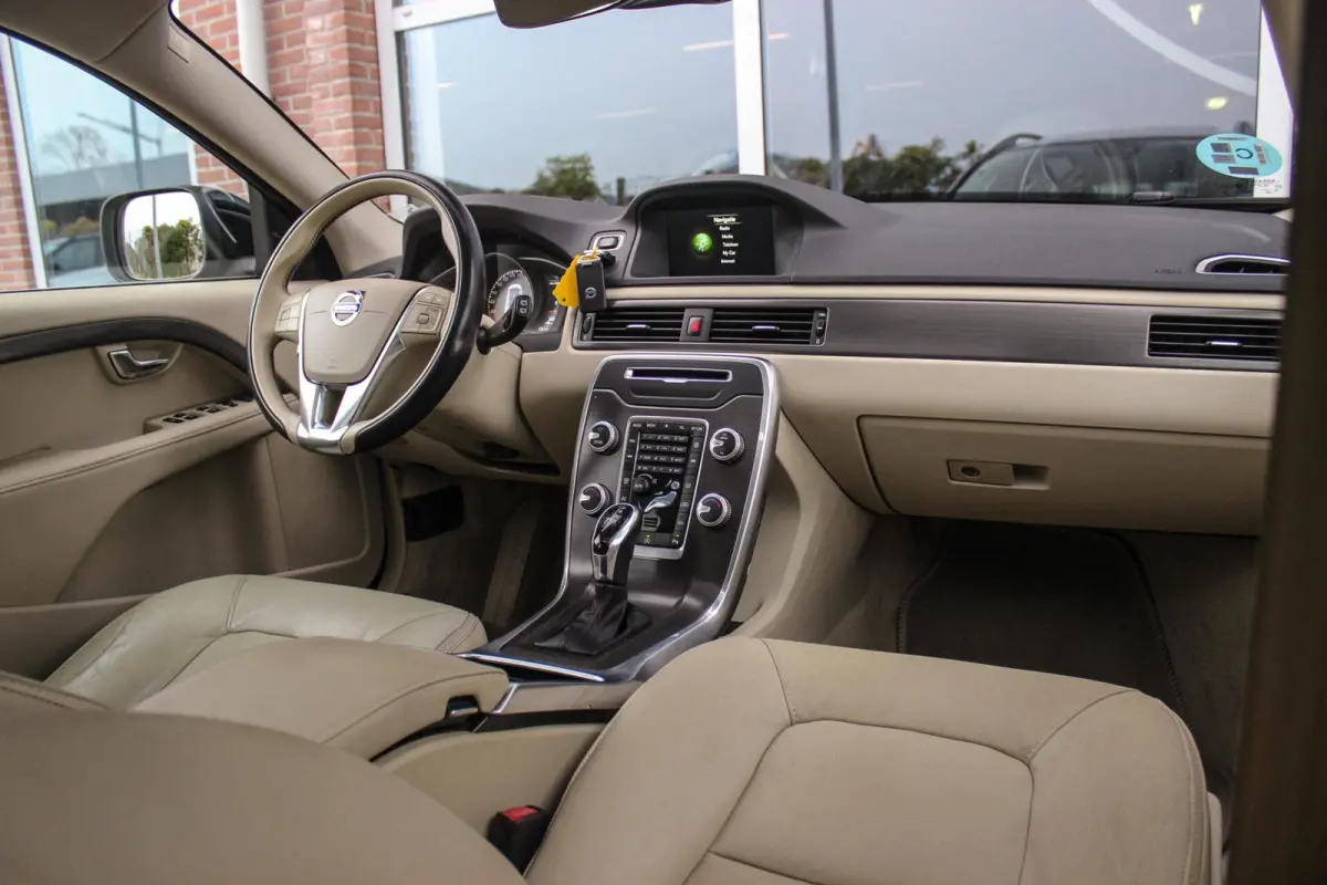 2.0 D4 2WD Momentum | Automaat | 181 pk | Trekhaak | Dakraam | Leer | Navi | PDC | Cruise-control | Climate-Control