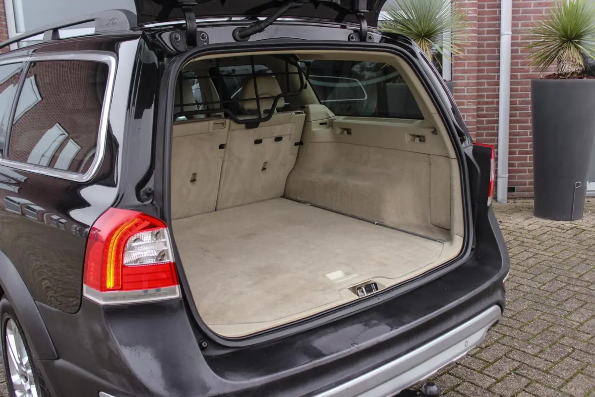 2.0 D4 2WD Momentum | Automaat | 181 pk | Trekhaak | Dakraam | Leer | Navi | PDC | Cruise-control | Climate-Control