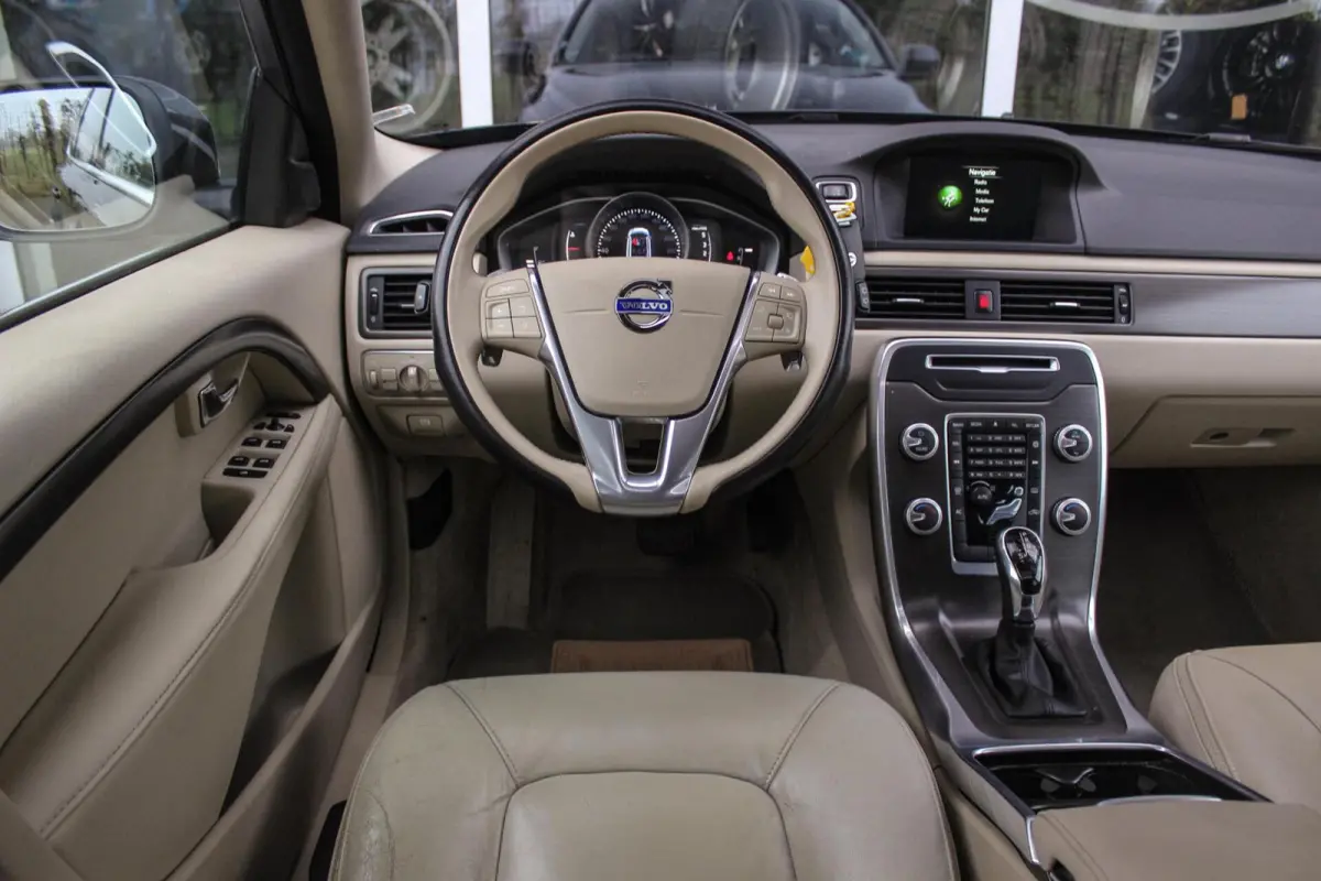 2.0 D4 2WD Momentum | Automaat | 181 pk | Trekhaak | Dakraam | Leer | Navi | PDC | Cruise-control | Climate-Control