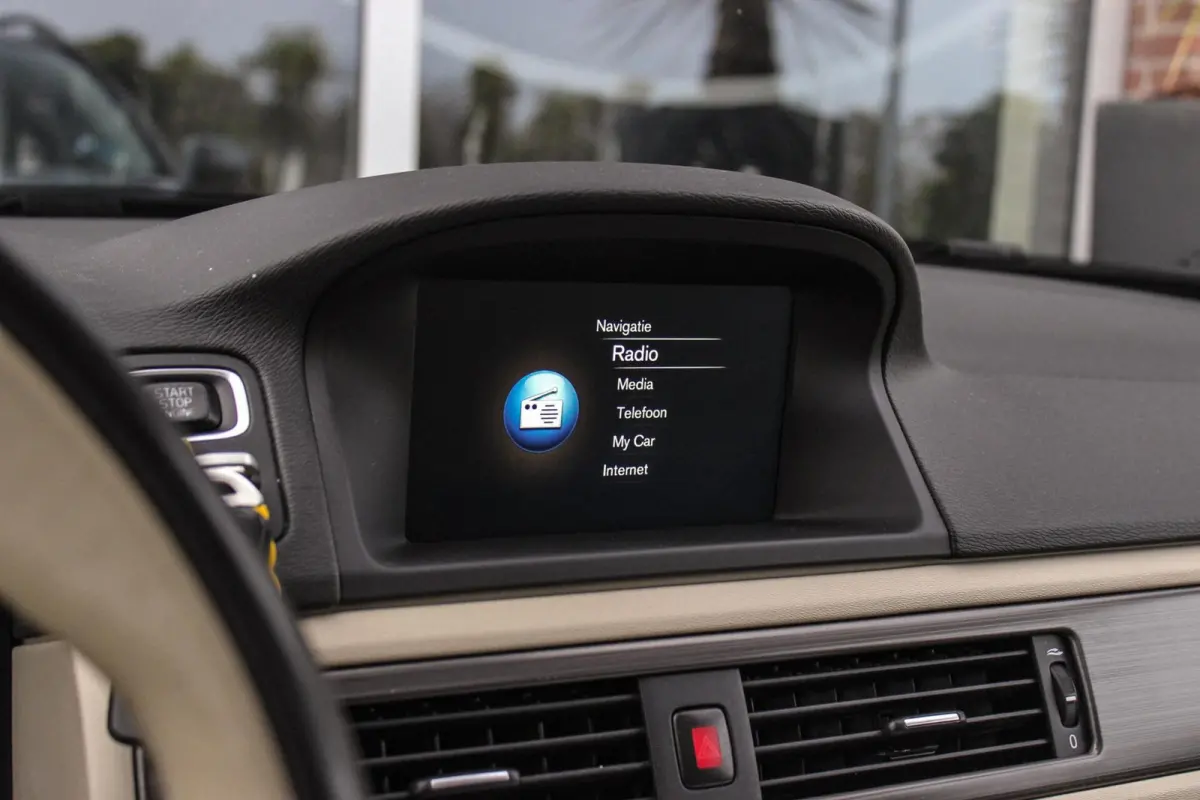 2.0 D4 2WD Momentum | Automaat | 181 pk | Trekhaak | Dakraam | Leer | Navi | PDC | Cruise-control | Climate-Control