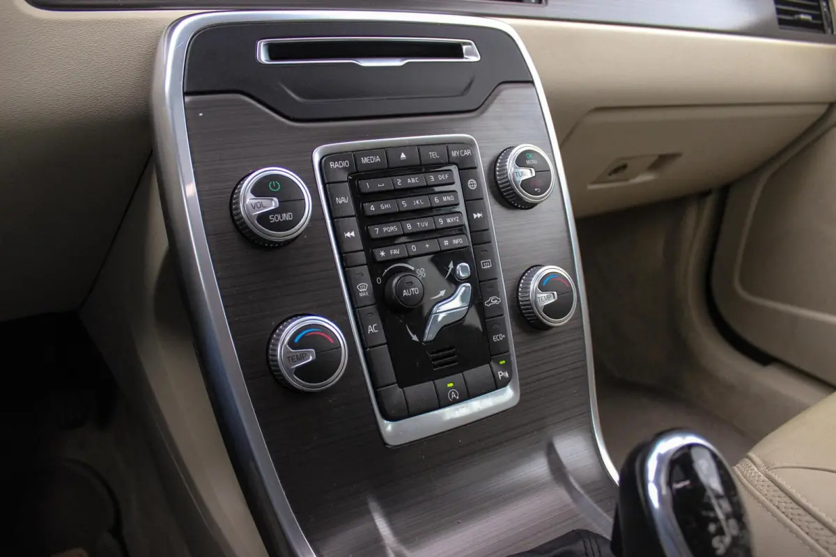 2.0 D4 2WD Momentum | Automaat | 181 pk | Trekhaak | Dakraam | Leer | Navi | PDC | Cruise-control | Climate-Control