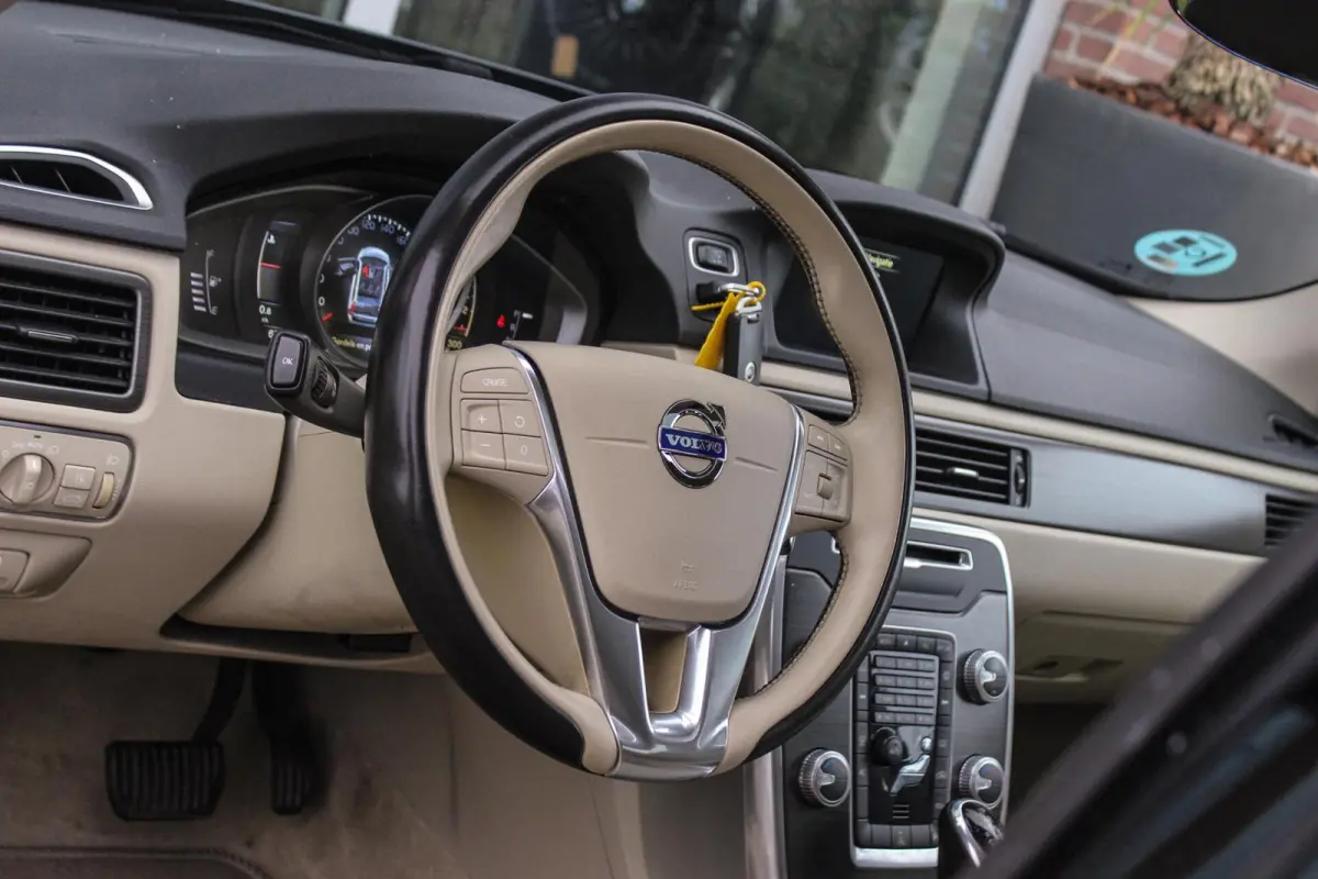 2.0 D4 2WD Momentum | Automaat | 181 pk | Trekhaak | Dakraam | Leer | Navi | PDC | Cruise-control | Climate-Control