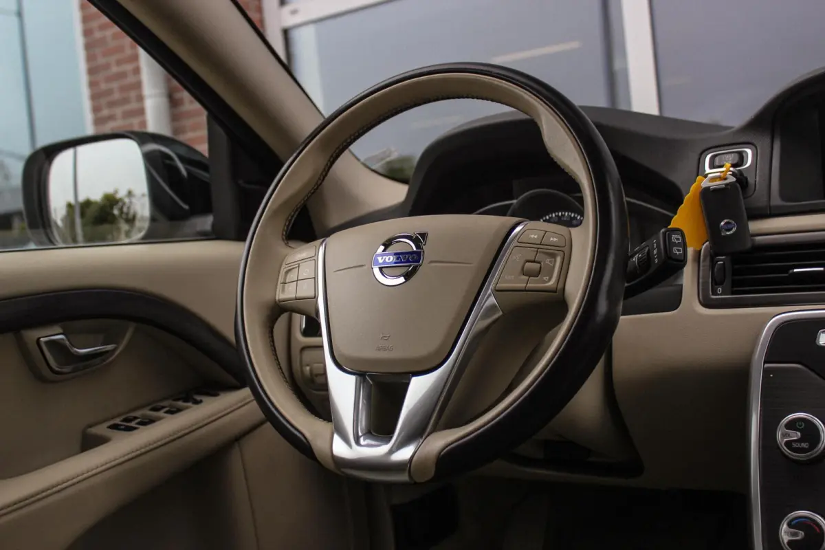 2.0 D4 2WD Momentum | Automaat | 181 pk | Trekhaak | Dakraam | Leer | Navi | PDC | Cruise-control | Climate-Control