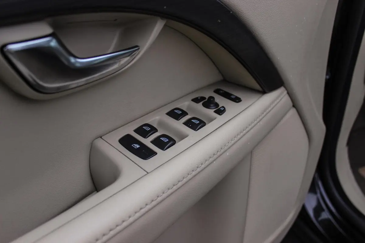 2.0 D4 2WD Momentum | Automaat | 181 pk | Trekhaak | Dakraam | Leer | Navi | PDC | Cruise-control | Climate-Control