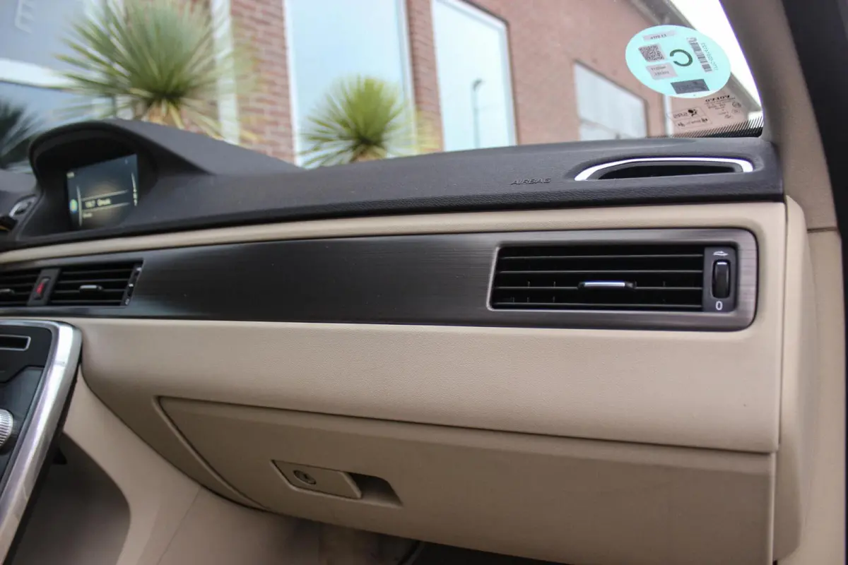 2.0 D4 2WD Momentum | Automaat | 181 pk | Trekhaak | Dakraam | Leer | Navi | PDC | Cruise-control | Climate-Control