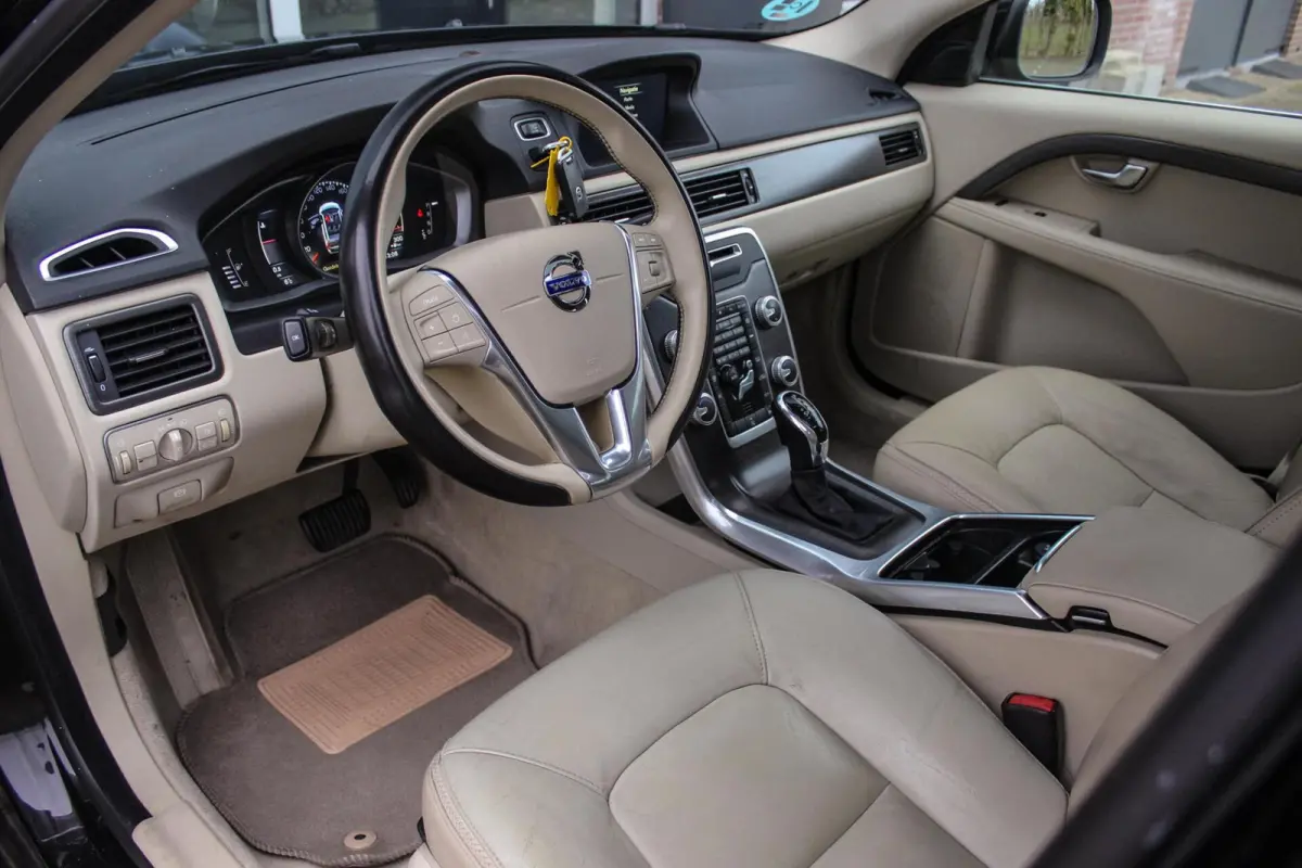 2.0 D4 2WD Momentum | Automaat | 181 pk | Trekhaak | Dakraam | Leer | Navi | PDC | Cruise-control | Climate-Control