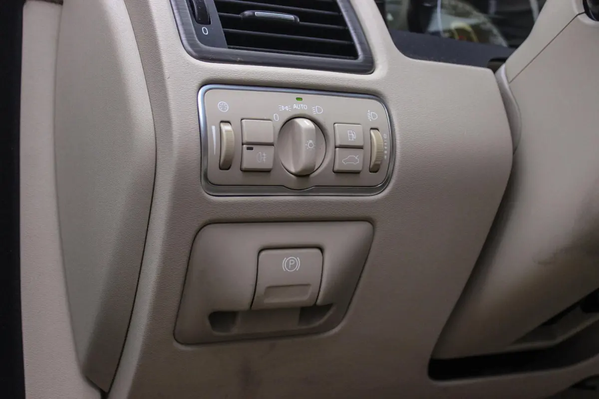 2.0 D4 2WD Momentum | Automaat | 181 pk | Trekhaak | Dakraam | Leer | Navi | PDC | Cruise-control | Climate-Control