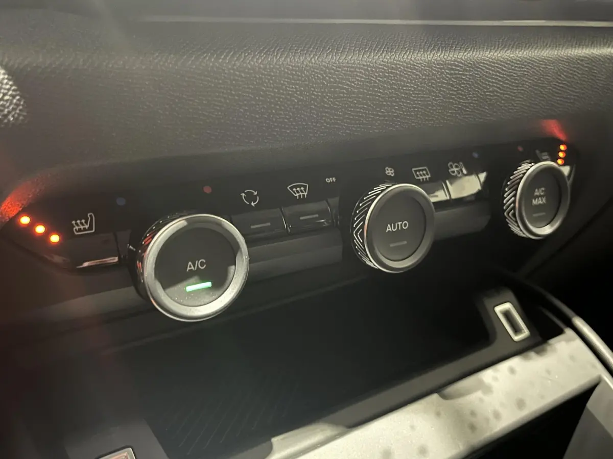 1.2 Feel Pack | 130 PK | NAV | HEADUP DISPLAY | CARPLAY ANDROID AUTO | CAMERA | CRUISE | CLIMATE |