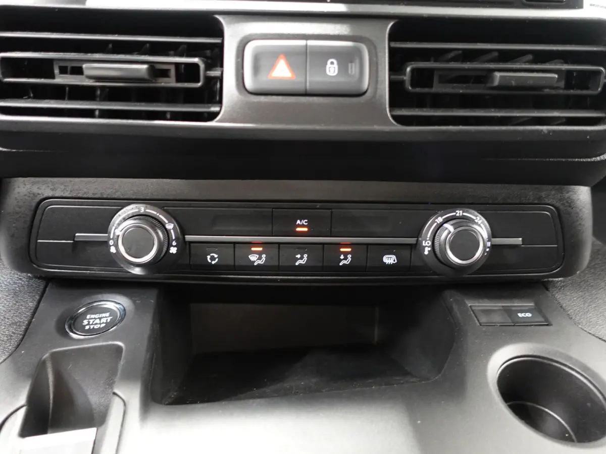 1.5D 130PK L2H1 Edition Automaat Airco Navigatie Camera Parkeersensoren Trekhaak