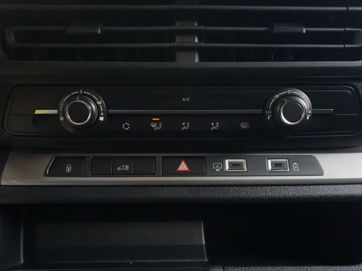 Electric L3 50 kWh | 0% rente | 8 jaar garantie | Apple Carplay | achteruitrijcamera | RAL1032