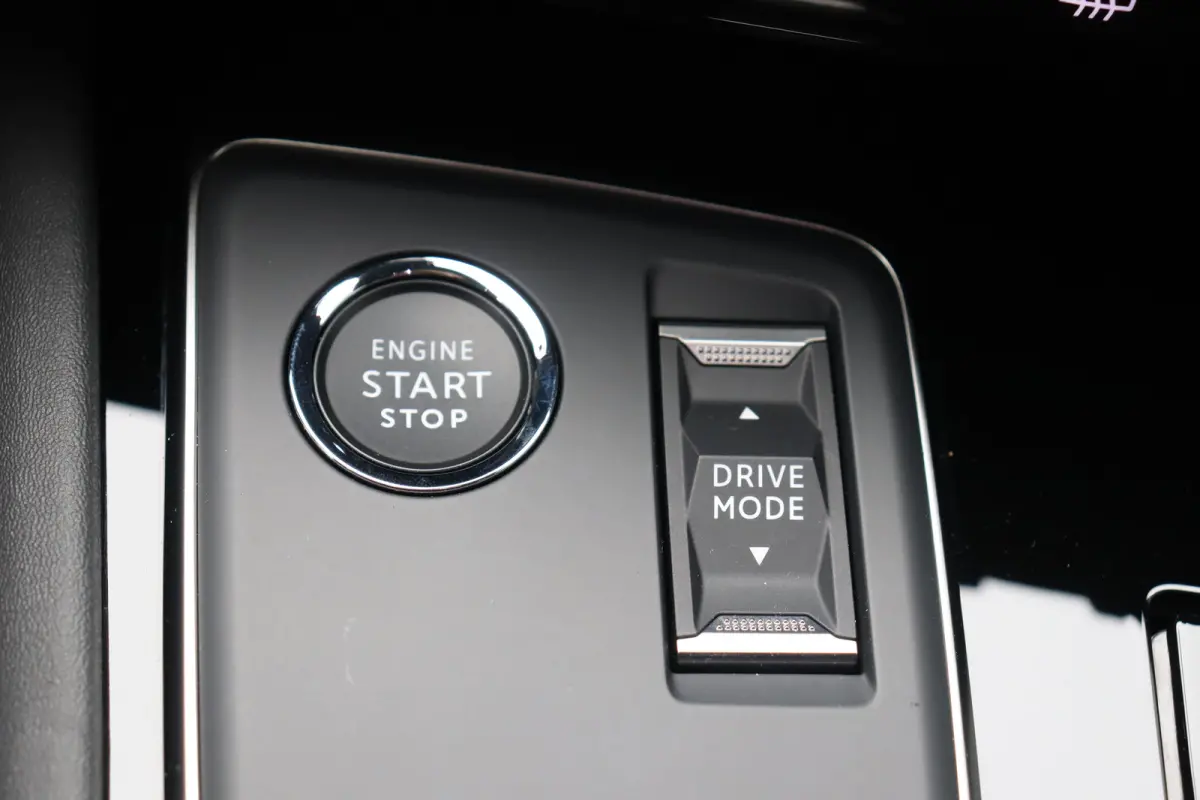 1.2 PURETECH 130PK ALLURE AUTOMAAT / NAVI / LEDER / CLIMA / FULL-LED / PDC / °360 CAMERA / BLUETOOTH / ADAPT. CRUISECONTROL / 1E EIGENAAR / NIEUWSTAAT !!