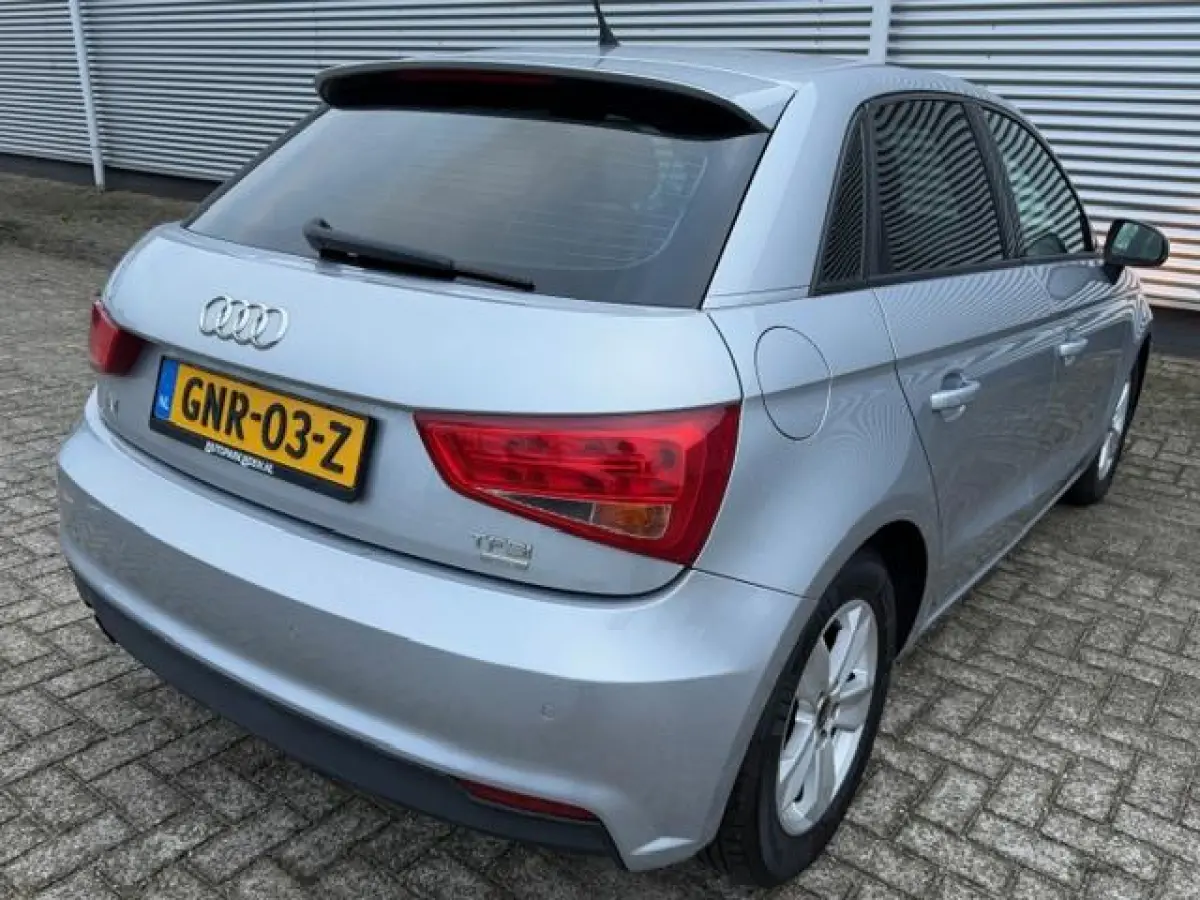 1.0 TFSI ,airco,navigatie,parkeersensoren, 5Deurs,