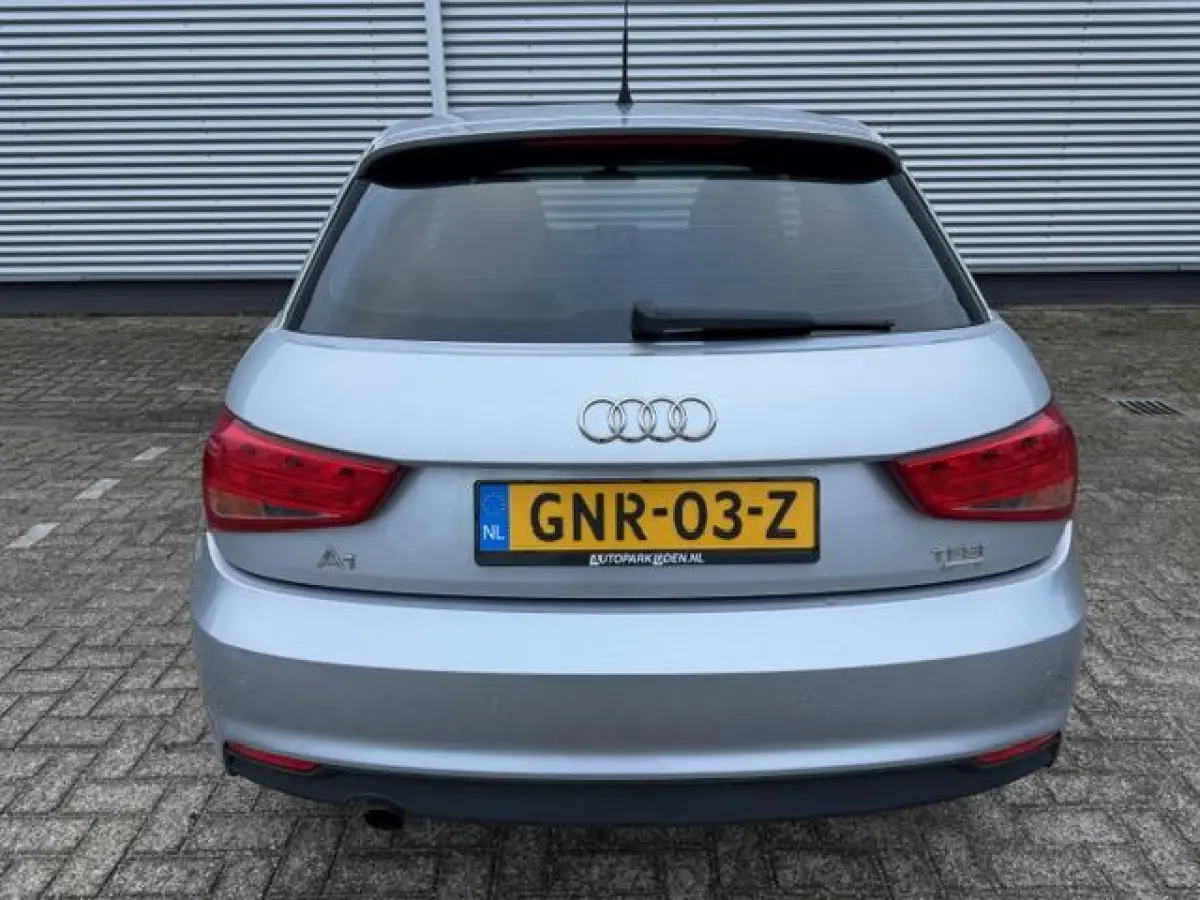 1.0 TFSI ,airco,navigatie,parkeersensoren, 5Deurs,