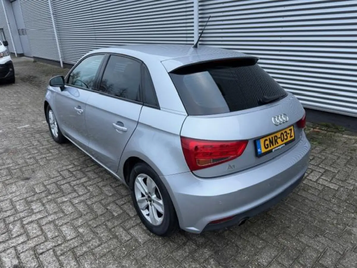 1.0 TFSI ,airco,navigatie,parkeersensoren, 5Deurs,