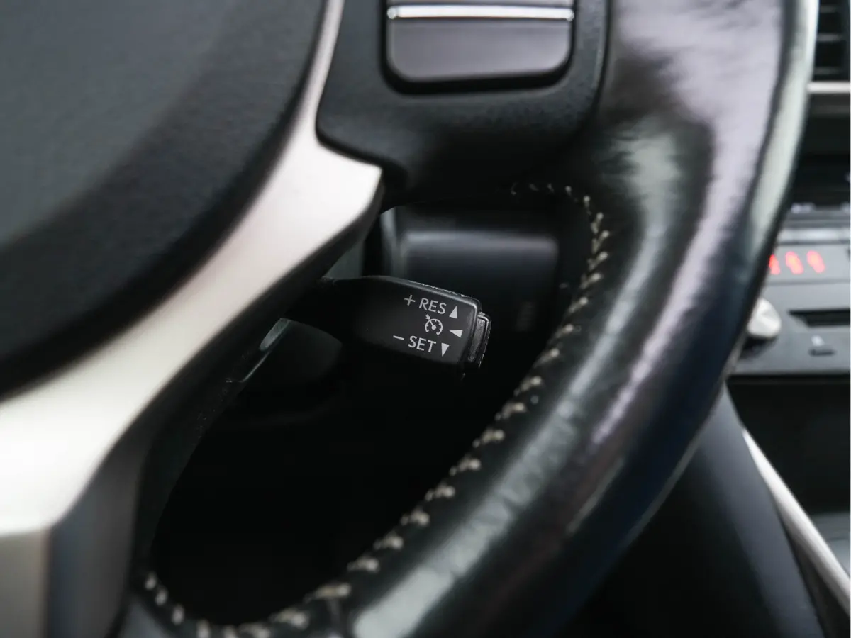 300h Hybrid Business Line Aut. *PANO | LEATHER-MICROFIBRE | FULL-LED | NAVI-FULLMAP | HEATED-COMFORTSEATS | CAMERA | ECC | SHIFT-PADDLES | PDC | CRUISE | 17''ALU*
