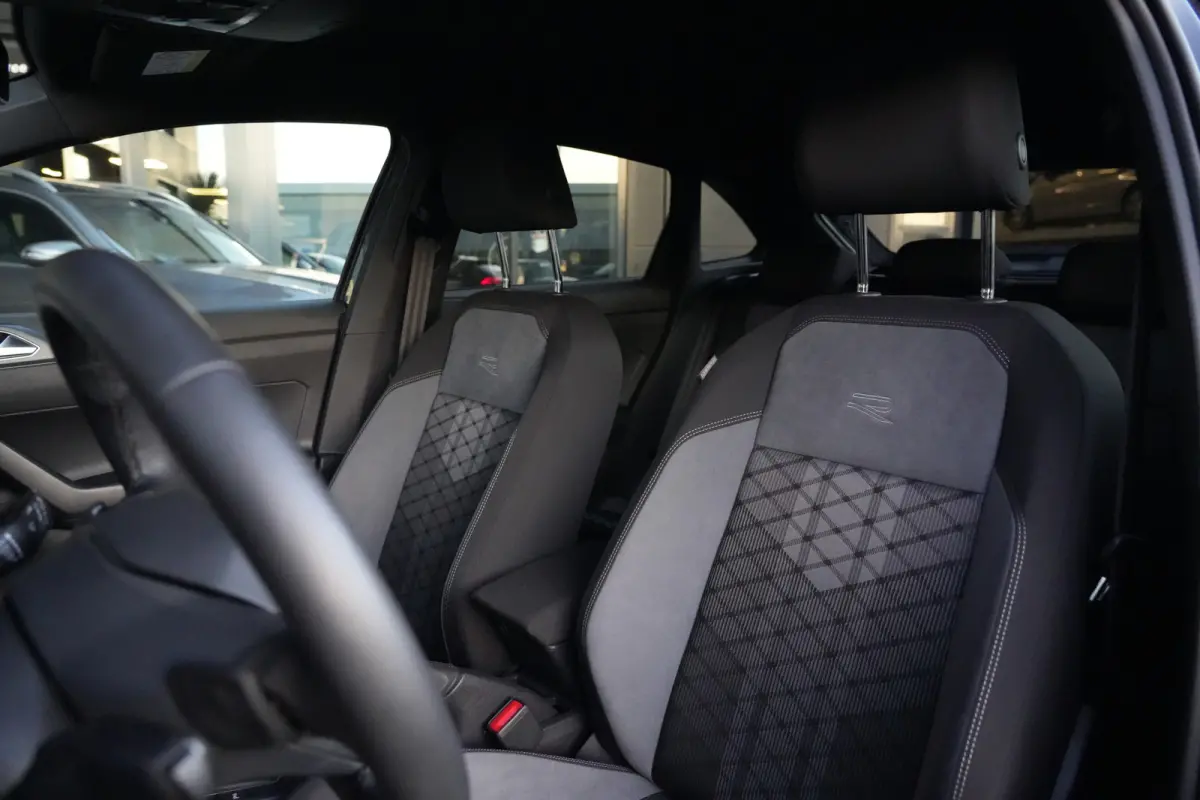 1.0 TSI R-Line | 110 PK | Navigatie | Adaptieve cruise control | Stoelverwarming | Volkswagen Taigo R-Line met 110 PK, voorzien van een 1.0-liter 3-cilinder TSI-benzinemotor, navigatiesystee