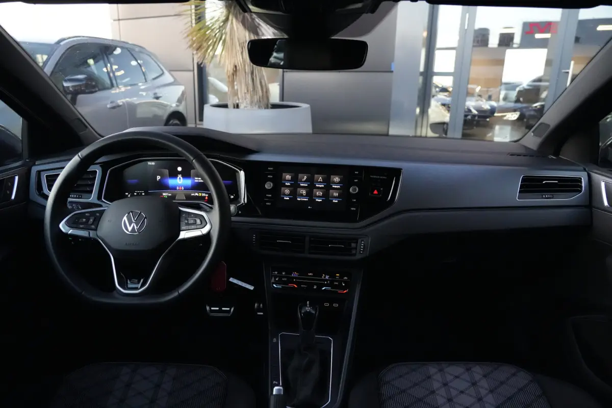 1.0 TSI R-Line | 110 PK | Navigatie | Adaptieve cruise control | Stoelverwarming | Volkswagen Taigo R-Line met 110 PK, voorzien van een 1.0-liter 3-cilinder TSI-benzinemotor, navigatiesystee