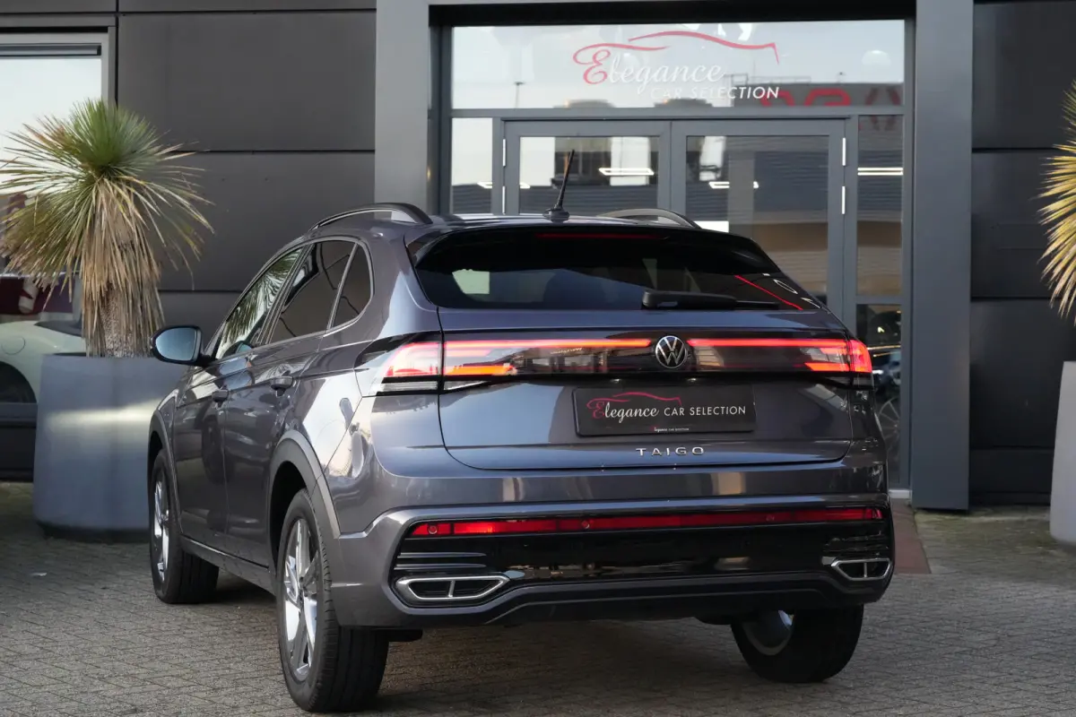 1.0 TSI R-Line | 110 PK | Navigatie | Adaptieve cruise control | Stoelverwarming | Volkswagen Taigo R-Line met 110 PK, voorzien van een 1.0-liter 3-cilinder TSI-benzinemotor, navigatiesystee