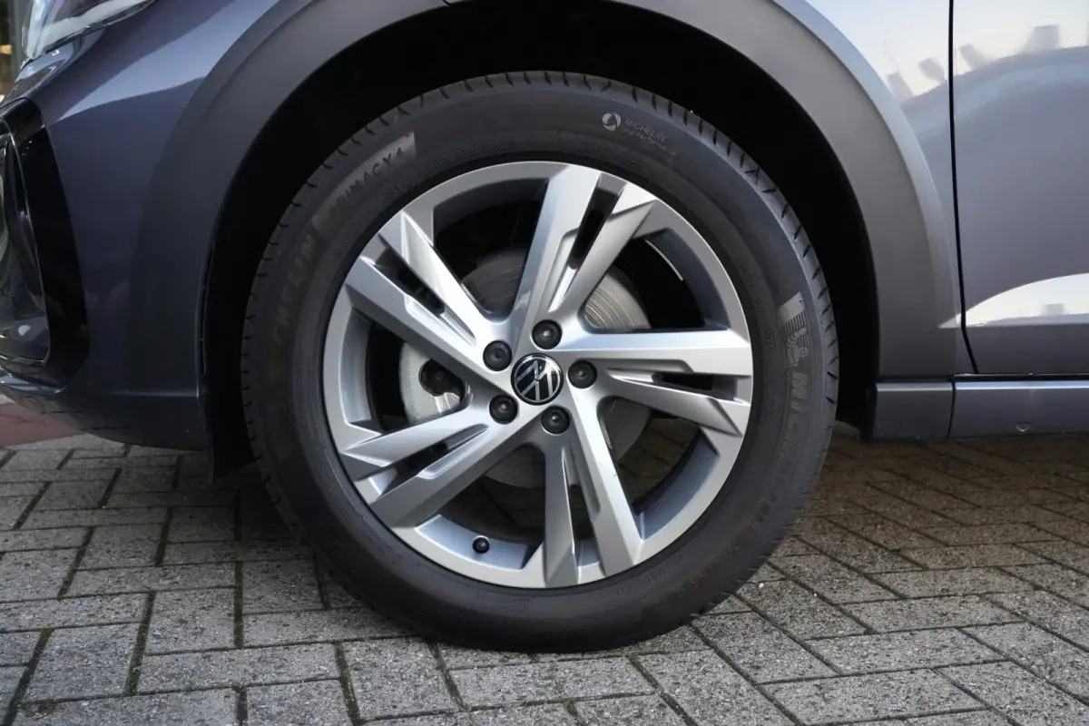 1.0 TSI R-Line | 110 PK | Navigatie | Adaptieve cruise control | Stoelverwarming | Volkswagen Taigo R-Line met 110 PK, voorzien van een 1.0-liter 3-cilinder TSI-benzinemotor, navigatiesystee