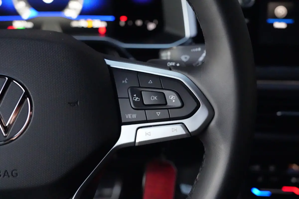 1.0 TSI R-Line | 110 PK | Navigatie | Adaptieve cruise control | Stoelverwarming | Volkswagen Taigo R-Line met 110 PK, voorzien van een 1.0-liter 3-cilinder TSI-benzinemotor, navigatiesystee