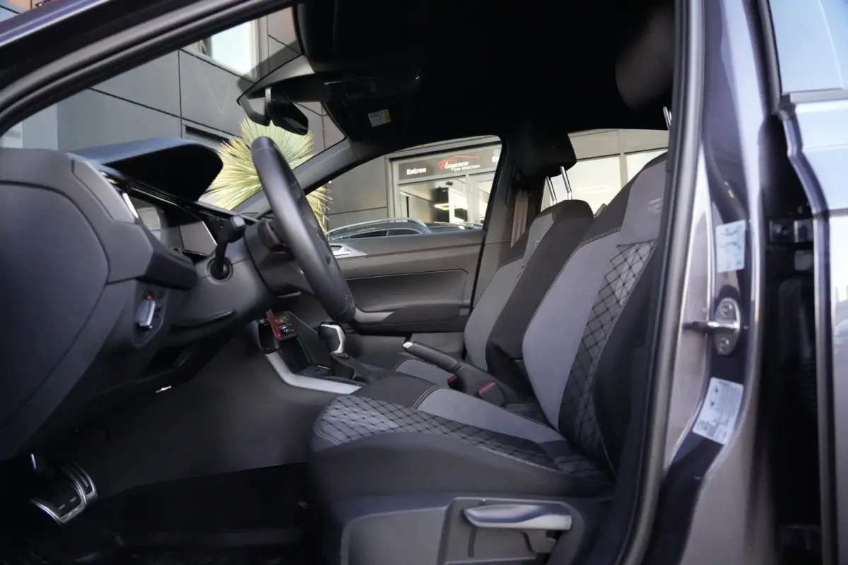 1.0 TSI R-Line | 110 PK | Navigatie | Adaptieve cruise control | Stoelverwarming | Volkswagen Taigo R-Line met 110 PK, voorzien van een 1.0-liter 3-cilinder TSI-benzinemotor, navigatiesystee