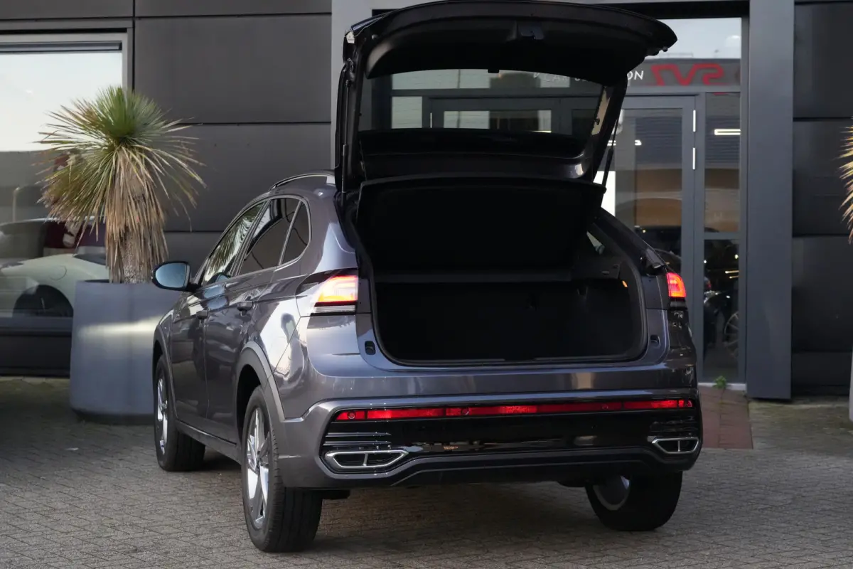 1.0 TSI R-Line | 110 PK | Navigatie | Adaptieve cruise control | Stoelverwarming | Volkswagen Taigo R-Line met 110 PK, voorzien van een 1.0-liter 3-cilinder TSI-benzinemotor, navigatiesystee