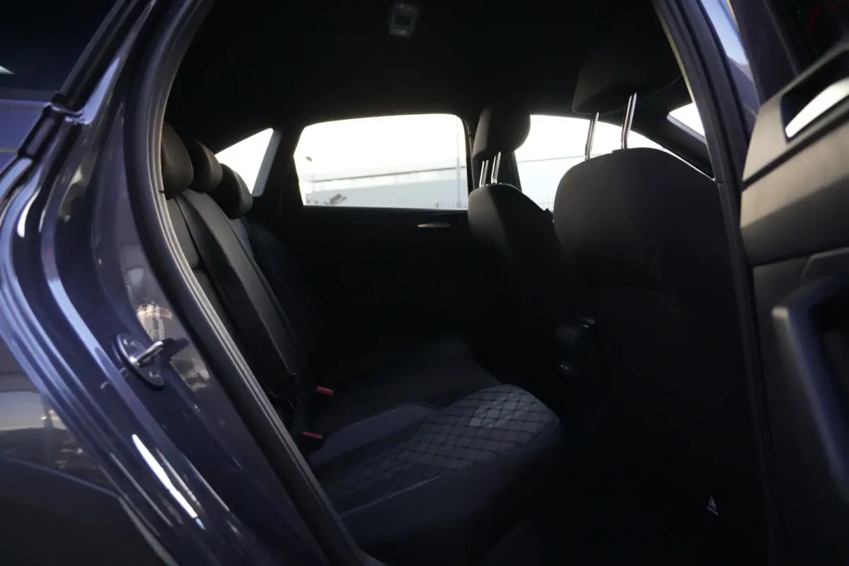 1.0 TSI R-Line | 110 PK | Navigatie | Adaptieve cruise control | Stoelverwarming | Volkswagen Taigo R-Line met 110 PK, voorzien van een 1.0-liter 3-cilinder TSI-benzinemotor, navigatiesystee