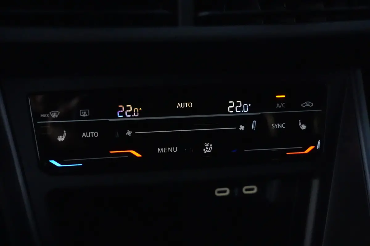 1.0 TSI R-Line | 110 PK | Navigatie | Adaptieve cruise control | Stoelverwarming | Volkswagen Taigo R-Line met 110 PK, voorzien van een 1.0-liter 3-cilinder TSI-benzinemotor, navigatiesystee