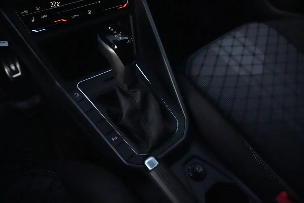 1.0 TSI R-Line | 110 PK | Navigatie | Adaptieve cruise control | Stoelverwarming | Volkswagen Taigo R-Line met 110 PK, voorzien van een 1.0-liter 3-cilinder TSI-benzinemotor, navigatiesystee