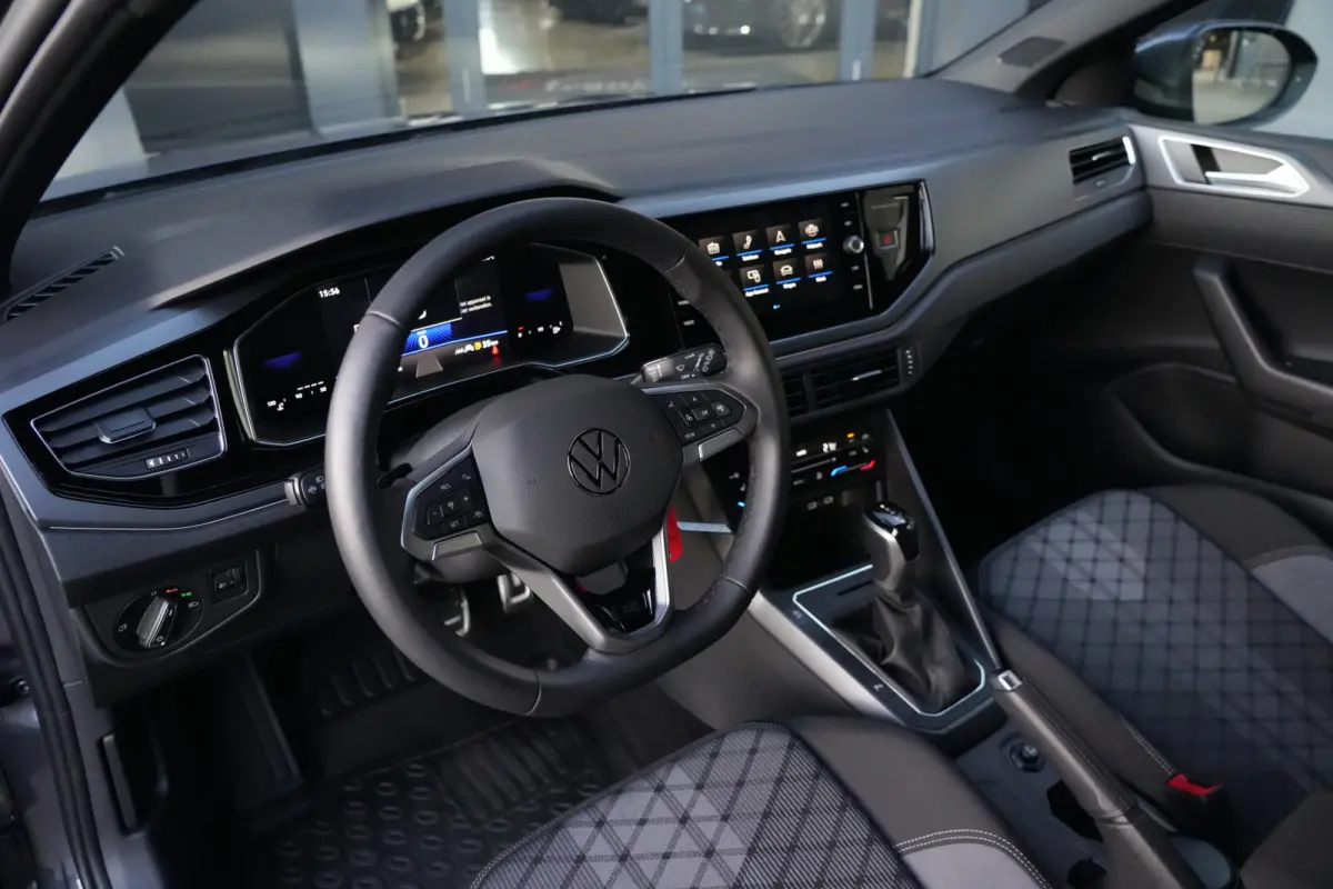 1.0 TSI R-Line | 110 PK | Navigatie | Adaptieve cruise control | Stoelverwarming | Volkswagen Taigo R-Line met 110 PK, voorzien van een 1.0-liter 3-cilinder TSI-benzinemotor, navigatiesystee