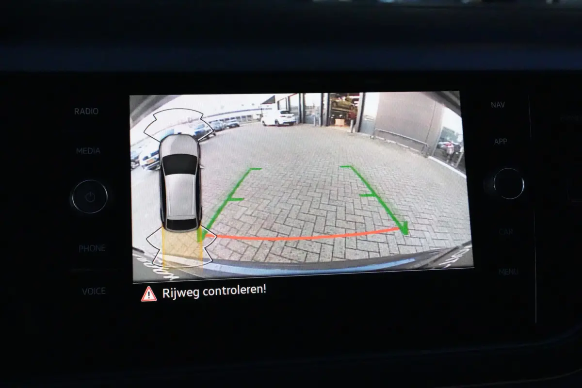 1.0 TSI R-Line | 110 PK | Navigatie | Adaptieve cruise control | Stoelverwarming | Volkswagen Taigo R-Line met 110 PK, voorzien van een 1.0-liter 3-cilinder TSI-benzinemotor, navigatiesystee