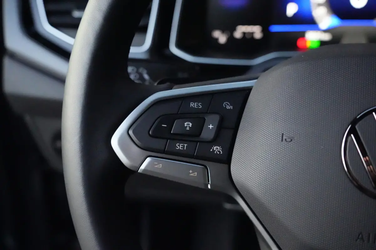 1.0 TSI R-Line | 110 PK | Navigatie | Adaptieve cruise control | Stoelverwarming | Volkswagen Taigo R-Line met 110 PK, voorzien van een 1.0-liter 3-cilinder TSI-benzinemotor, navigatiesystee