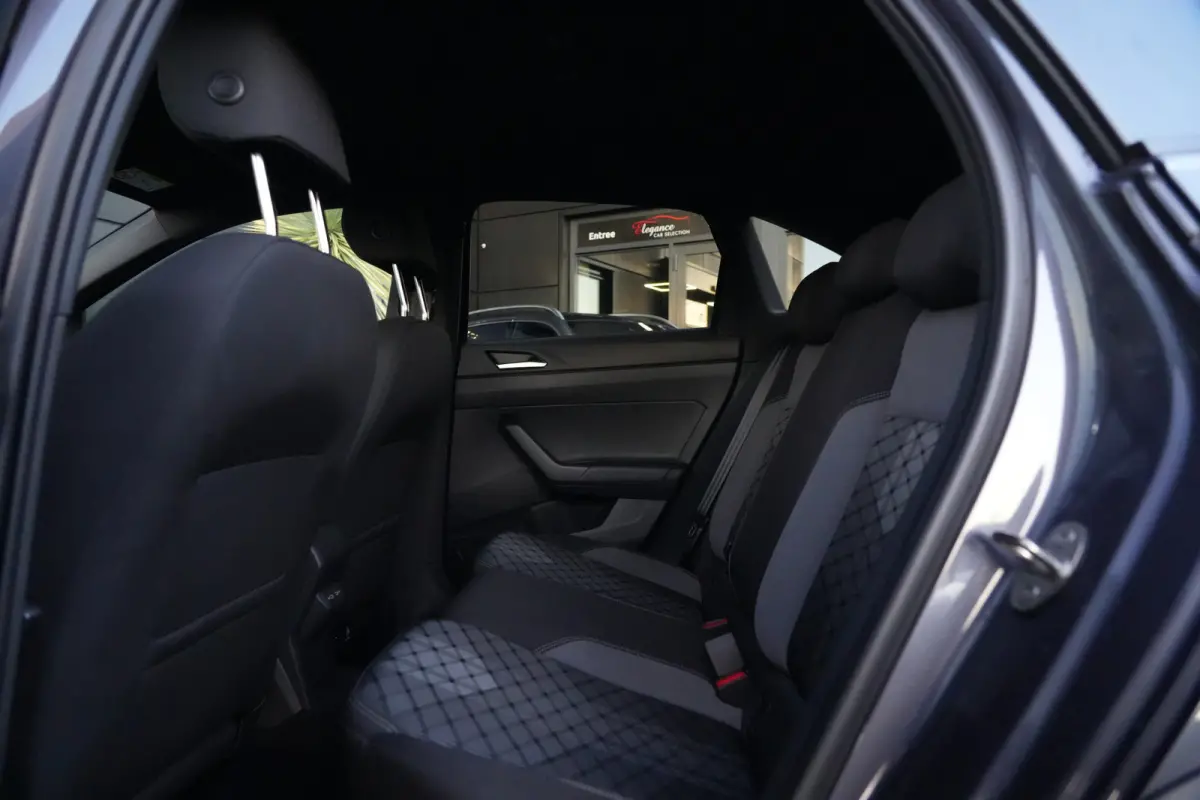 1.0 TSI R-Line | 110 PK | Navigatie | Adaptieve cruise control | Stoelverwarming | Volkswagen Taigo R-Line met 110 PK, voorzien van een 1.0-liter 3-cilinder TSI-benzinemotor, navigatiesystee