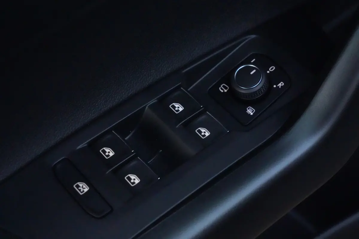 1.0 TSI R-Line | 110 PK | Navigatie | Adaptieve cruise control | Stoelverwarming | Volkswagen Taigo R-Line met 110 PK, voorzien van een 1.0-liter 3-cilinder TSI-benzinemotor, navigatiesystee