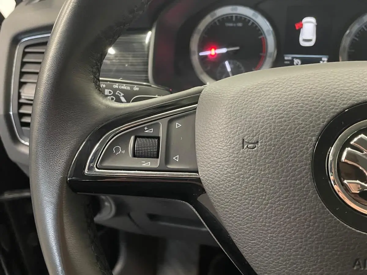 1.5 TSI Sportline Business Airco ECC Navi Carplay 19" LM Velgen Leder PDC VA+ 360 Camera Stoelverwarming voor & achter