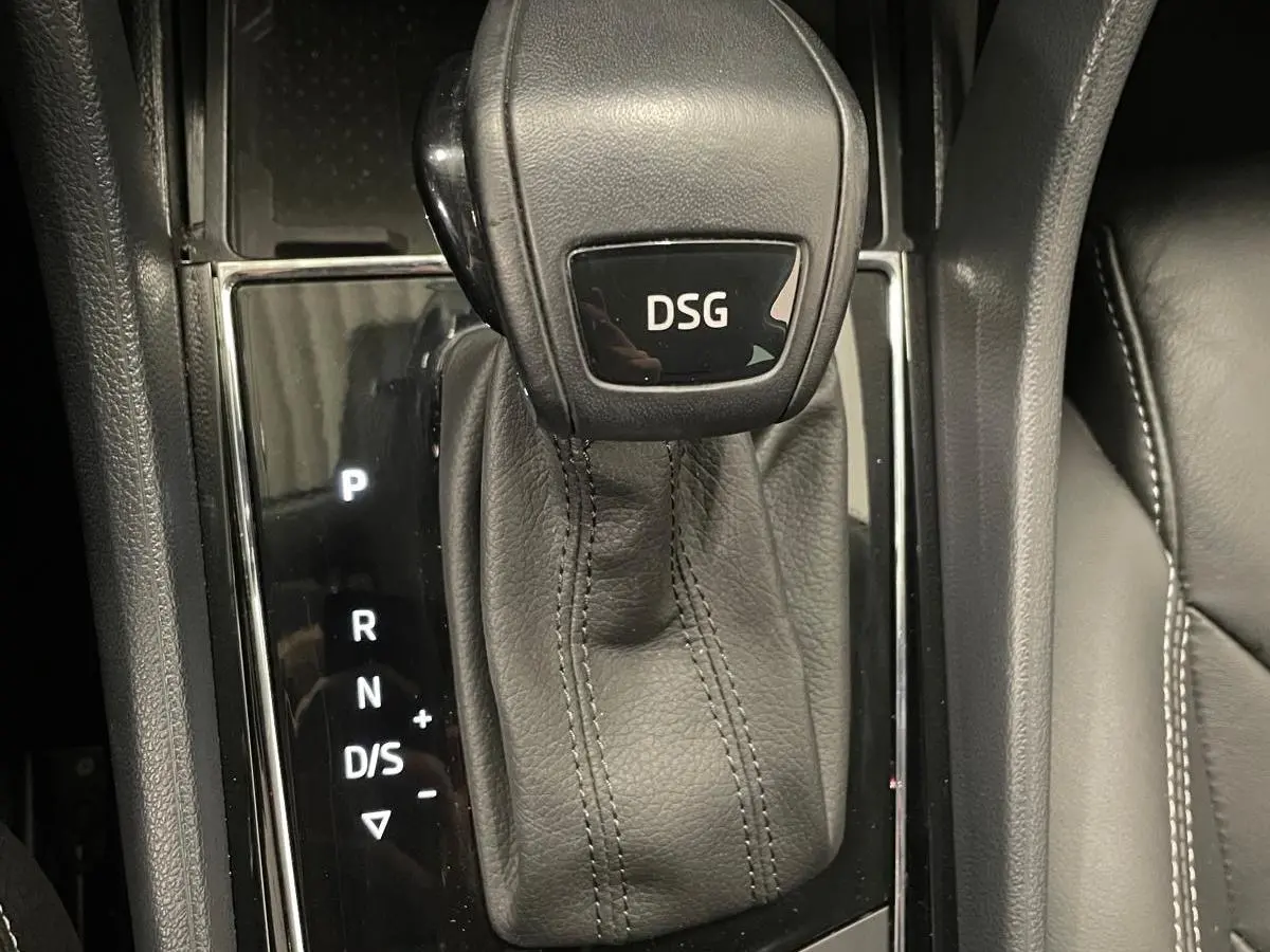 1.5 TSI Sportline Business Airco ECC Navi Carplay 19" LM Velgen Leder PDC VA+ 360 Camera Stoelverwarming voor & achter