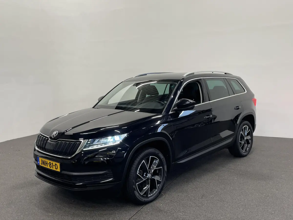 1.5 TSI Sportline Business Airco ECC Navi Carplay 19" LM Velgen Leder/Alcantara PDC VA+ 360 Camera Stoelverwarming voor & achter