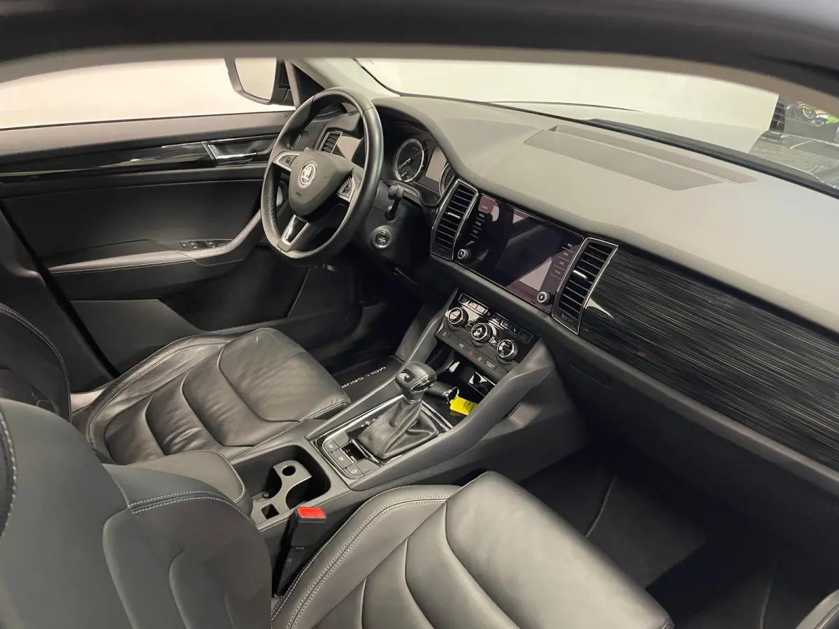 1.5 TSI Sportline Business Airco ECC Navi Carplay 19" LM Velgen Leder PDC VA+ 360 Camera Stoelverwarming voor & achter