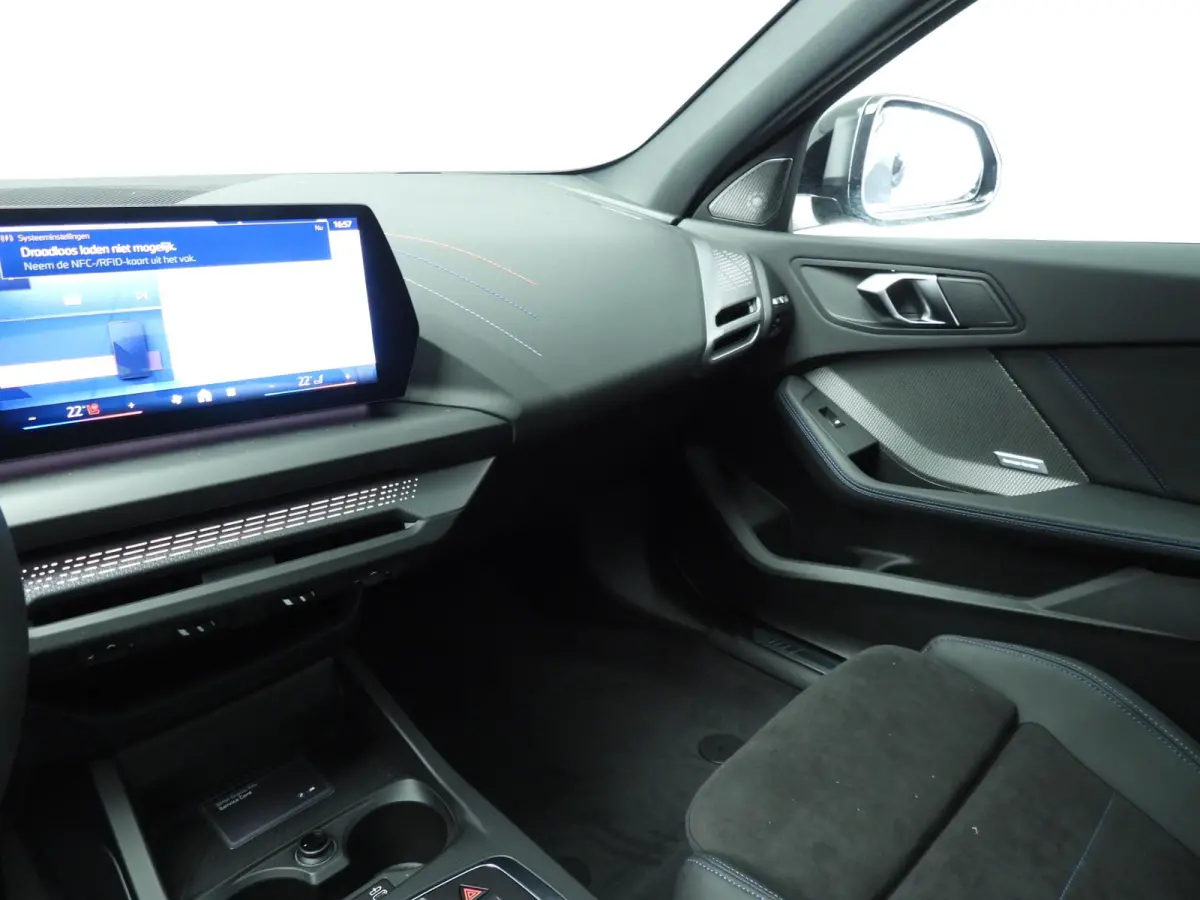 5-deurs 120 | M-Sportpakket | LED | HUD | Active cruise | Panoramadak | Trekhaak | Keyles go | DAB | Harman-kardon sound | Alu 19 inch