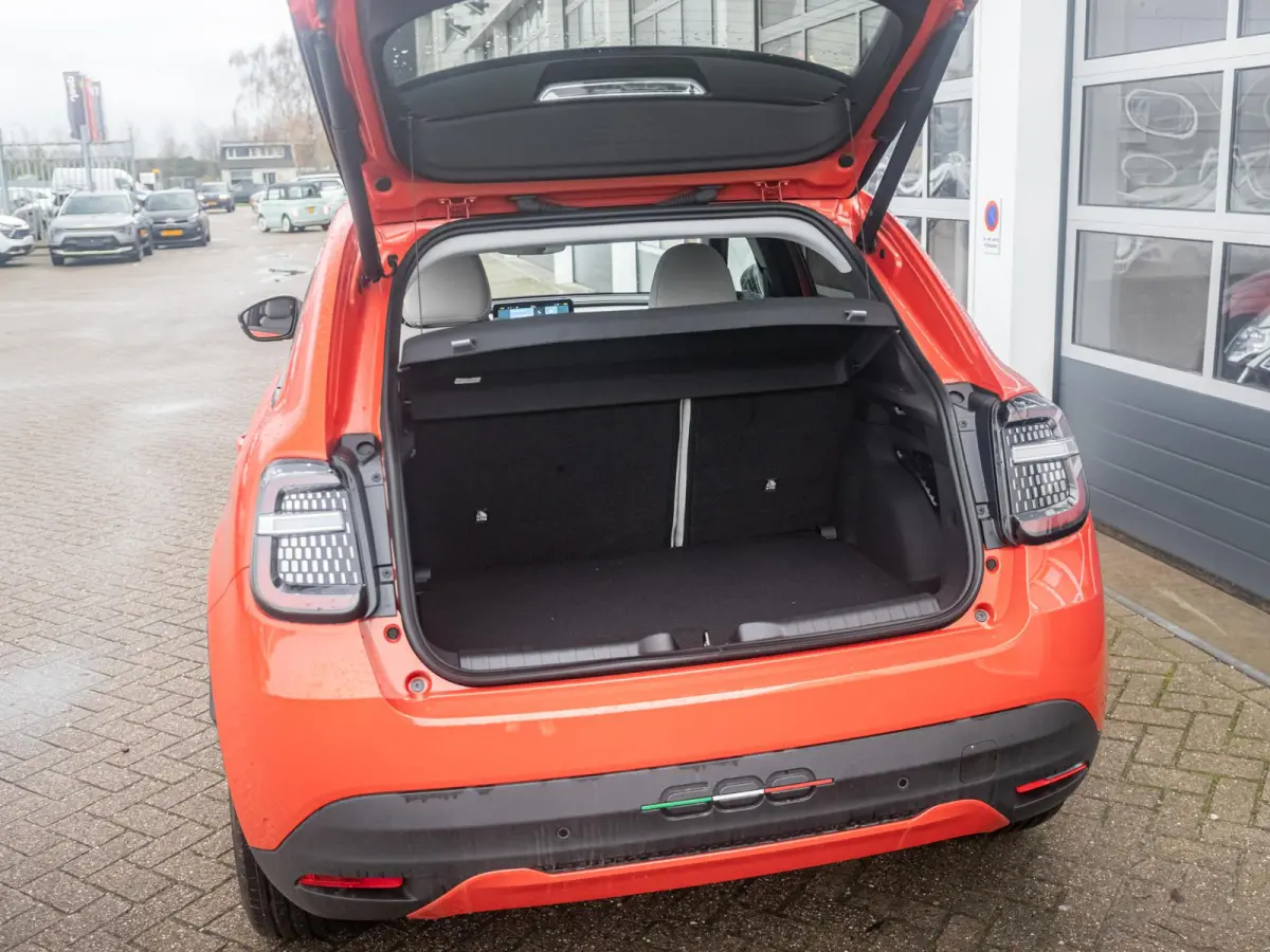 La Prima 54 kWh | 17% Bijtelling | Carplay | Elek. Stoel | Stoelverwarming | Keyless | LED | Clima