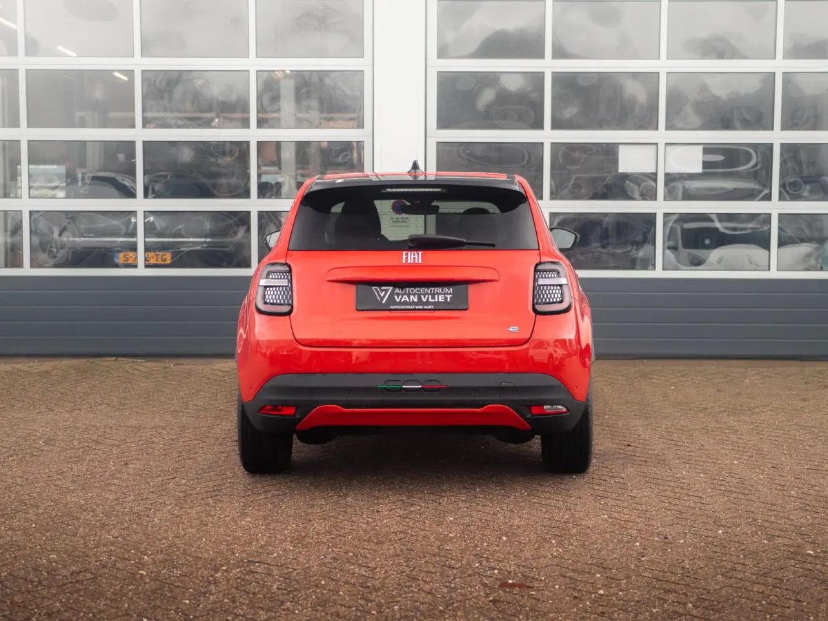 La Prima 54 kWh | 17% Bijtelling | Carplay | Elek. Stoel | Stoelverwarming | Keyless | LED | Clima