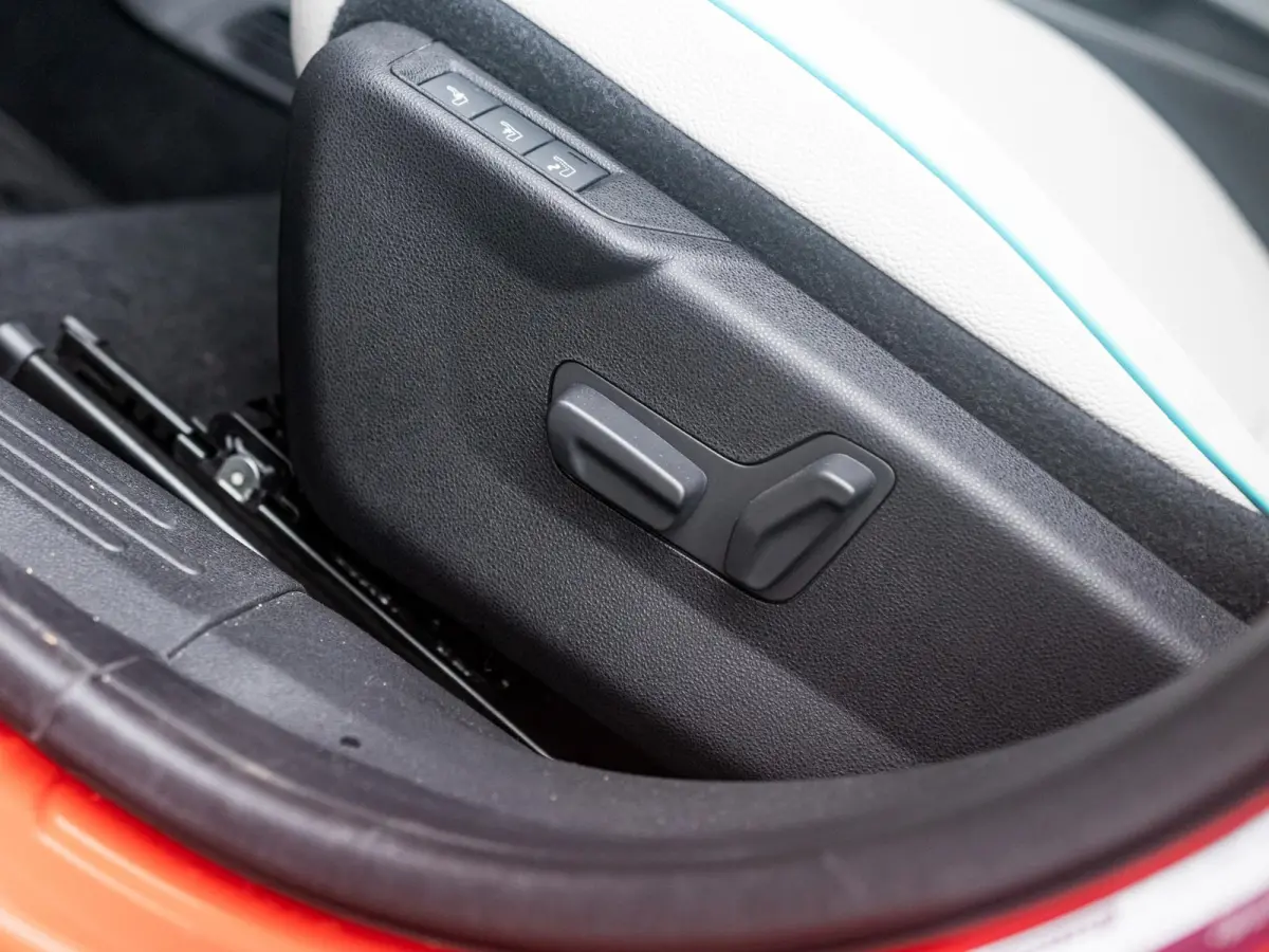 La Prima 54 kWh | 17% Bijtelling | Carplay | Elek. Stoel | Stoelverwarming | Keyless | LED | Clima