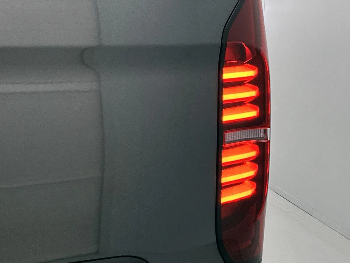 L2H1 Life 64 kWh 136PK | Automaat | Achteruitrijcamera | Parkeernsensoren Voor + Achter | Cruise Control | Lane Assist | Multifunctioneel Stuurwiel | Airco | Apple/Android Carplay | Stoelver