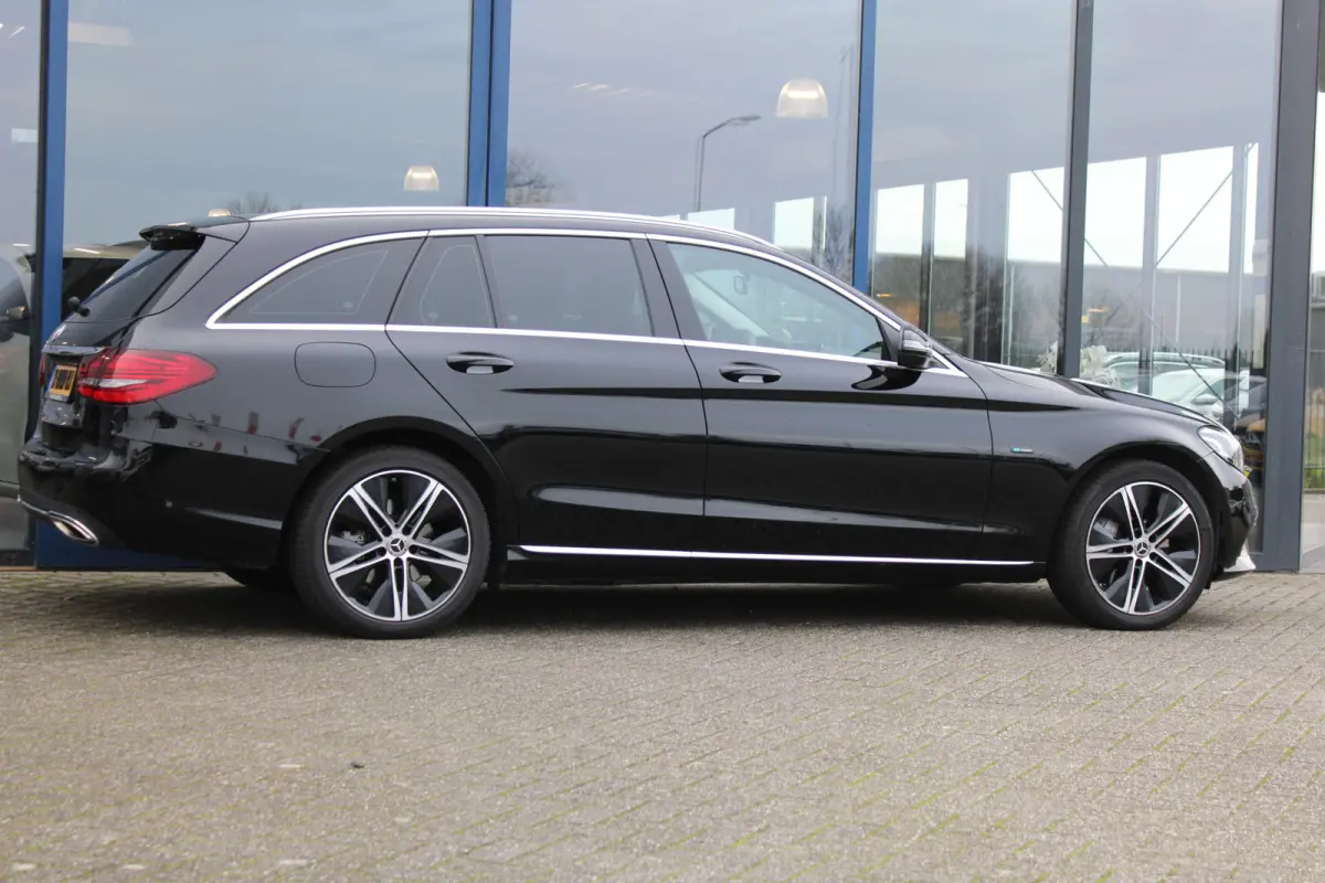 300e Advantage Pack Avantgarde NAVI 18'''CARPLAY