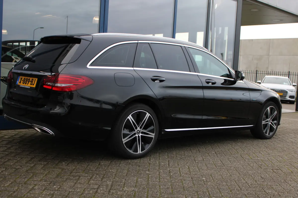 300e Advantage Pack Avantgarde NAVI 18'''CARPLAY