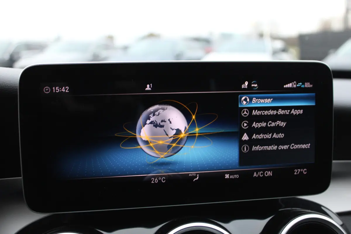 300e Advantage Pack Avantgarde NAVI 18'''CARPLAY